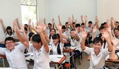 Chiều 23.1, học sinh lớp 12 Trường THPT Trần Đại Nghĩa (Tây Ninh) tỏ ra phấn khởi trước thông tin vẫn giữ thang điểm 10 và được mang Atlat địa lý vào phòng thi - Ảnh: Đào Ngọc Thạch