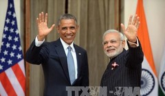 Thủ tướng Ấn Độ Narendra Modi (phải) và Tổng thống Barack Obama (trái) trước cuộc gặp ở New Delhi. Ảnh: AFP/TTXVN