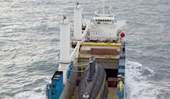 Tàu vận tải Rolldock Star chở theo tàu ngầm 