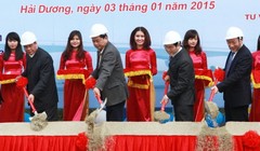 Bộ trưởng Đinh La Thăng (thứ hai từ bên trái), thứ trưởng Nguyễn Hồng Trường (bìa phải) cùng lãnh đạo Hải Dương làm thủ tục phát lệnh khởi công hai cầu Tràng Thưa và Cống Neo thuộc gói thầu RAI/CP1 (Ảnh: tuoitre)