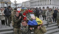 Xung đột đã cướp mạng sống của hơn 5.000 người ở miền đông Ukraina. Trong ảnh là một đám tang ở Kiev ngày 2/2. (Ảnh: EPA)