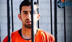 Hình ảnh cuối cùng của con tin người Jordan, Muath al-Kasasbeh, trước khi bị thiêu sống trong lồng sắt. Ảnh: SITE