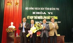 Tân Phó Chủ tịch UBND tỉnh Quảng Trị nhận hoa chúc mừng (thứ 2 từ trái qua)