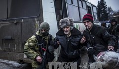 Binh lính thuộc chính phủ Ukraine sơ tán người dân khỏi khu vực chiến sự. Ảnh: AFP-TTXVN