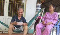 Ba mẹ của anh Võ Văn Minh cho biết đến bây giờ vẫn không rõ anh Minh bị bắt vì tội gì - Ảnh: H.Thủy