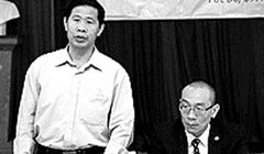 Ông Lãnh Đức Dũng (người đứng). Ảnh: Duy Chiến