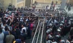 Cổ động viên Zamalek đụng độ với cảnh sát (Ảnh Egyptian Streets)