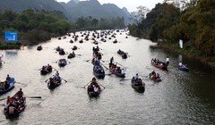 Du khách trẩy hội chùa Hương. Ảnh: PL