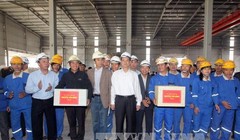 Thủ tướng Nguyễn Tấn Dũng thăm hỏi và tặng quà cho cán bộ, công nhân của Nhà máy Alumin, Công ty Nhôm Lâm Đồng. Ảnh: Đức Tám – TTXVN.