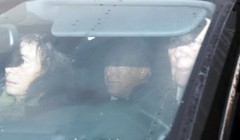 Ông Strauss-Kahn ngồi trong xe đi đến tòa án - mại dâm. Ảnh: Reuters