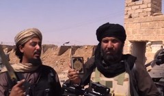 Một chiến binh IS với súng tiểu liên M4 Mỹ