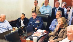 Tổng thống Mỹ Barack Obama trong Phòng Tình huống theo dõi tiến triển chiến dịch Neptune's Spear.