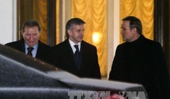 Cựu Tổng thống Ukraine Leonid Kuchma (trái) và Đại sứ Nga tại Ukraine Mikhail Zurabov (giữa) sau cuộc họp ngày 10/2. Ảnh: AFP/TTXVN 