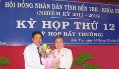 Ông Nguyễn Thành Phong - Chủ tịch HĐND tỉnh tặng hoa chúc mừng ông Nguyễn Hữu Lập được đại biểu HĐND tỉnh bầu làm Phó chủ tịch UBND tỉnh. 