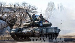Xe tăng quân đội Ukraine tại thị trấn Debaltsevo, khu vực Donetsk ngày 13/2. Ảnh: AFP/TTXVN