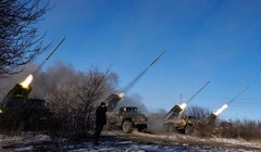 Lực lượng ly khai do Nga hậu thuẫn bắn tên lửa vào thành phố Debaltseve, miền đông Ukraine vào ngày 18/2/2015.
