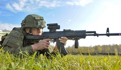 Binh sĩ Nga sử dụng súng trường AK-12. 
