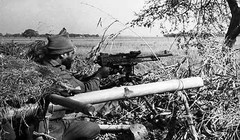 Một binh sĩ Ấn Độ đấu súng với phía Pakistan ở một ngôi làng cách Dongarpara 1,5 km về phía đông biên giới Pakistan ngày 7/12/1971. 