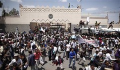 Hình ảnh bạo loạn trước cổng Đại sứ quán Mỹ tại Ai Cập vào năm 2012.