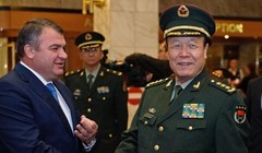 Cựu Phó Chủ tịch Quân ủy Trung ương Trung Quốc Quách Bá Hùng (bên phải) trong chuyến thăm Nga năm 2011. 