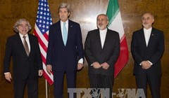Ngoại trưởng Mỹ John Kerry (thứ 2, trái) và Ngoại trưởng Iran Mohammad Javad Zarif (thứ 2, phải) tại các cuộc đàm phán về chương trình hạt nhân Iran ở Thụy Sĩ. Ảnh: AFP-TTXVN