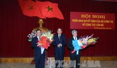 Ông Tô Huy Rứa trao Quyết định của Bộ Chính trị cho các ông Đỗ Văn Chiến (bên phải) và Phạm Duy Cường (bên trái). Ảnh: TTXVN