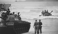 Những chiếc xe tăng lần lượt cập bờ biển Đà Nẵng