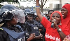 Người dân biểu tình, hối thúc chính phủ Nigeria giải cứu 200 nữ sinh bị Nhóm khủng bố Boko Haram bắt cóc ngày 14/10/2014 khi đang trên đường đến trường.