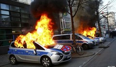 Những người biểu tình phóng hỏa nhiều xe cảnh sát. Ảnh: Reuters.