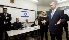 Thủ tướng Israel Benjamin Netanyahu cùng phu nhân tại một điểm bỏ phiếu ở Jerusalem ngày 17/3. Ảnh: Reuters