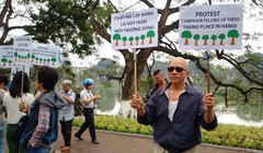 Sáng 20/3, người dân ở Hà Nội biểu thị sự không đồng tình chặt hạ hàng loạt cây xanh. Ảnh: Nguyễn Sơn.