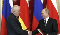 Tổng thống Putin vừa ký kết hiệp ước an ninh với lãnh đạo chính quyền Nam Ossetia, Leonid Tibilov. 