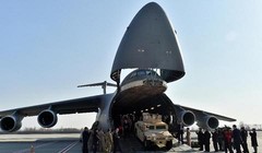 Tổng thống Poroshenko đã nhận được những chiếc xe bọc thép đầu tiên từ Mỹ 