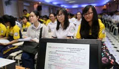 Học sinh Trường THPT Bùi Thị Xuân, Q.1, TP.HCM trong lần nghe hướng dẫn ghi hồ sơ dự thi THPT quốc gia - Ảnh: Như Hùng