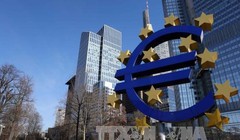 Logo của đồng euro bên ngoài trụ sở cũ của Ngân hàng Trung ương châu Âu (ECB) tại Frankfurt, Đức. Ảnh: THX/TTXVN