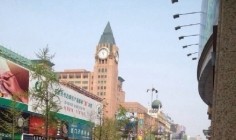 Hơn 30 tài xế taxi ngồi trước trung tâm thương mại tại Bắc Kinh đồng loạt uống thuốc sâu tự tử để biểu tình chống lại luật cấm hành nghề tự do.