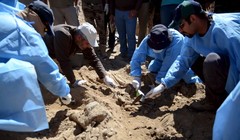 Các chuyên gia pháp y Iraq khai quật một hố chôn tập thể ở Tikrit Ảnh: Reuters