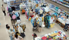 Người tiêu dùng mua sắm hàng thời trang tại siêu thị vinatexmart Tân Thuận (Q.4) - Ảnh: Thanh Đạm