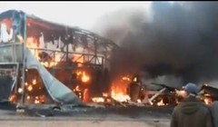 Chiếc xe buýt cháy rụi sau va chạm. Ảnh: moroccoworldnews.com