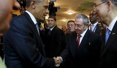 Tổng thống Mỹ Barack Obama bắt tay Chủ tịch Raoul Castro tại thượng đỉnh Châu Mỹ, Panama ngày 10/04/2015 - REUTERS