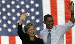 Tổng thống Mỹ Barack Obama (phải) và cựu ngoại trưởng Hillary Clinton. Ảnh: AP