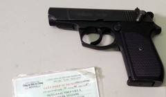 Khẩu súng bắn đạn cao su mà Phó tổng giám đốc sử dụng và giấy phép sử dụng. Ảnh:An Nhơn