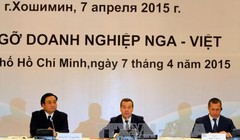 Thủ tướng Dmitry Medvedev (giữa) và Phó Thủ tướng Hoàng Trung Hải (bên trái) tại buổi gặp gỡ doanh nghiệp Việt Nam - Nga. Ảnh: Thanh Vũ - TTXVN