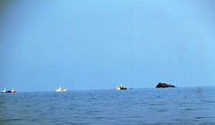 Các tàu tìm kiếm tại khu vực gần đảo Hòn Trứng. Ảnh:Hoàng Trường