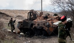 Xe quân sự Ukraine bị phá hủy trong cuộc giao tranh với lực lượng li khai ở thành phố miền đông Metalist ngày 23/3. Ảnh: AFP/TTXVN