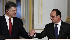 Tổng thống Pháp Hollande (bên phải) và người đồng cấp Ukraine Poroshenko