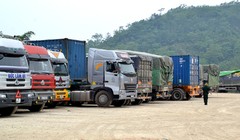 Xe chở gạo nằm chờ nhiều ngày qua tại khu vực biên giới tỉnh Lào Cai. Ảnh:Thanh Tuấn