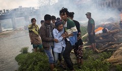 Người đàn ông Nepal suy sụp khi vừa dự đám tang của người thân thiệt mạng sau trận động đất. Ảnh: AP