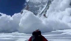 Khoảnh khắc lở tuyết chôn vùi trại leo núi Everest