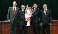 Ông Nguyễn Tử Quỳnh, tân Chủ tịch UBND tỉnh Bắc Ninh (thứ hai từ trái sang). Ảnh: bacninh.gov.vn.